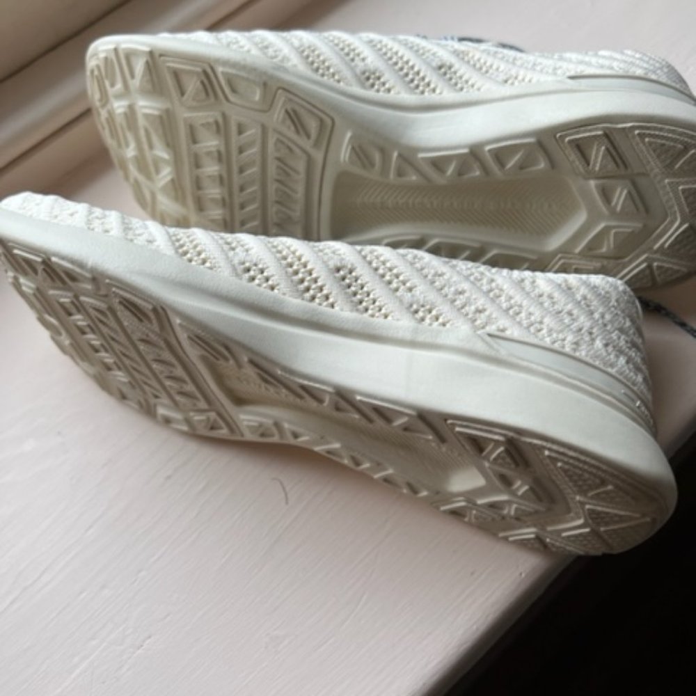 NWOT APL Techloom Wave Sneakers - Picture 2 of 3